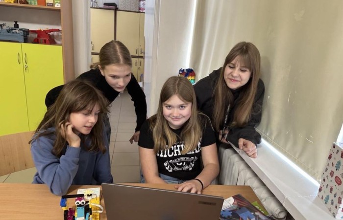 W ramach projektu S.Z.U.M współfinansowanego ze środków Unii Europejskiej systematycznie odbywały się warsztaty komputerowe połączone z robotyką, które zgromadziły liczną grupę entuzjastów nowych technologii i robotyki. Uczestnicy, wyposażeni w zestawy LEGO Spike Prime, mieli okazję rozwijać swoje umiejętności konstrukcyjne oraz programistyczne w atmosferze kreatywnej współpracy i zabawy. Od samego początku zajęć uczestnicy zostali podzieleni na małe zespoły, co sprzyjało integracji oraz wymianie pomysłów. Zadaniem każdej grupy było skonstruowanie robota, który będzie w stanie wykonać określone zadania. Dzięki wsparciu trenera, młodzi inżynierowie nauczyli się, jak krok po kroku budować solidne i funkcjonalne konstrukcje. Był to nie tylko proces twórczy, ale również doskonała lekcja precyzji i cierpliwości. 

Kolejnym etapem warsztatów było programowanie zbudowanych robotów. Uczestnicy, korzystając z intuicyjnego oprogramowania LEGO Spike Prime, mieli okazję zaprogramować swoje konstrukcje do wykonywania różnorodnych ruchów oraz zadań. Wielu z nich po raz pierwszy zetknęło się z programowaniem, co stanowiło nie lada wyzwanie, ale i doskonałą zabawę. Każdy z zespołów osiągnął sukces, ucząc się przy tym podstaw programowania i logiki algorytmicznej.

Zwieńczeniem warsztatów była prezentacja gotowych projektów. Każda grupa z dumą przedstawiła swoje konstrukcje, demonstrując ich funkcjonalność oraz unikalne cechy. Był to moment pełen emocji i satysfakcji, zarówno dla uczestników, jak i dla prowadzących zajęcia.