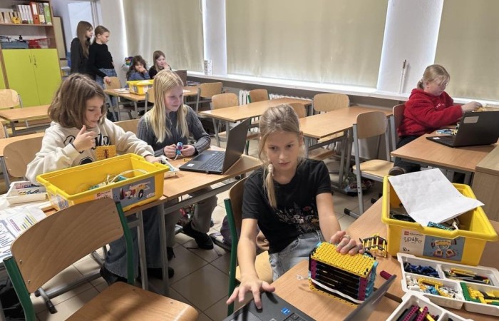 W ramach projektu S.Z.U.M współfinansowanego ze środków Unii Europejskiej systematycznie odbywały się warsztaty komputerowe połączone z robotyką, które zgromadziły liczną grupę entuzjastów nowych technologii i robotyki. Uczestnicy, wyposażeni w zestawy LEGO Spike Prime, mieli okazję rozwijać swoje umiejętności konstrukcyjne oraz programistyczne w atmosferze kreatywnej współpracy i zabawy. Od samego początku zajęć uczestnicy zostali podzieleni na małe zespoły, co sprzyjało integracji oraz wymianie pomysłów. Zadaniem każdej grupy było skonstruowanie robota, który będzie w stanie wykonać określone zadania. Dzięki wsparciu trenera, młodzi inżynierowie nauczyli się, jak krok po kroku budować solidne i funkcjonalne konstrukcje. Był to nie tylko proces twórczy, ale również doskonała lekcja precyzji i cierpliwości. 

Kolejnym etapem warsztatów było programowanie zbudowanych robotów. Uczestnicy, korzystając z intuicyjnego oprogramowania LEGO Spike Prime, mieli okazję zaprogramować swoje konstrukcje do wykonywania różnorodnych ruchów oraz zadań. Wielu z nich po raz pierwszy zetknęło się z programowaniem, co stanowiło nie lada wyzwanie, ale i doskonałą zabawę. Każdy z zespołów osiągnął sukces, ucząc się przy tym podstaw programowania i logiki algorytmicznej.

Zwieńczeniem warsztatów była prezentacja gotowych projektów. Każda grupa z dumą przedstawiła swoje konstrukcje, demonstrując ich funkcjonalność oraz unikalne cechy. Był to moment pełen emocji i satysfakcji, zarówno dla uczestników, jak i dla prowadzących zajęcia.