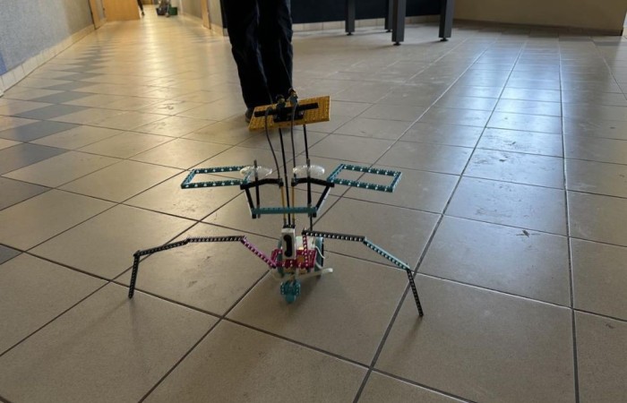 W ramach projektu S.Z.U.M współfinansowanego ze środków Unii Europejskiej systematycznie odbywały się warsztaty komputerowe połączone z robotyką, które zgromadziły liczną grupę entuzjastów nowych technologii i robotyki. Uczestnicy, wyposażeni w zestawy LEGO Spike Prime, mieli okazję rozwijać swoje umiejętności konstrukcyjne oraz programistyczne w atmosferze kreatywnej współpracy i zabawy. Od samego początku zajęć uczestnicy zostali podzieleni na małe zespoły, co sprzyjało integracji oraz wymianie pomysłów. Zadaniem każdej grupy było skonstruowanie robota, który będzie w stanie wykonać określone zadania. Dzięki wsparciu trenera, młodzi inżynierowie nauczyli się, jak krok po kroku budować solidne i funkcjonalne konstrukcje. Był to nie tylko proces twórczy, ale również doskonała lekcja precyzji i cierpliwości. 

Kolejnym etapem warsztatów było programowanie zbudowanych robotów. Uczestnicy, korzystając z intuicyjnego oprogramowania LEGO Spike Prime, mieli okazję zaprogramować swoje konstrukcje do wykonywania różnorodnych ruchów oraz zadań. Wielu z nich po raz pierwszy zetknęło się z programowaniem, co stanowiło nie lada wyzwanie, ale i doskonałą zabawę. Każdy z zespołów osiągnął sukces, ucząc się przy tym podstaw programowania i logiki algorytmicznej.

Zwieńczeniem warsztatów była prezentacja gotowych projektów. Każda grupa z dumą przedstawiła swoje konstrukcje, demonstrując ich funkcjonalność oraz unikalne cechy. Był to moment pełen emocji i satysfakcji, zarówno dla uczestników, jak i dla prowadzących zajęcia.