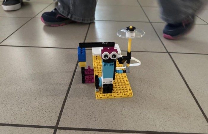 W ramach projektu S.Z.U.M współfinansowanego ze środków Unii Europejskiej systematycznie odbywały się warsztaty komputerowe połączone z robotyką, które zgromadziły liczną grupę entuzjastów nowych technologii i robotyki. Uczestnicy, wyposażeni w zestawy LEGO Spike Prime, mieli okazję rozwijać swoje umiejętności konstrukcyjne oraz programistyczne w atmosferze kreatywnej współpracy i zabawy. Od samego początku zajęć uczestnicy zostali podzieleni na małe zespoły, co sprzyjało integracji oraz wymianie pomysłów. Zadaniem każdej grupy było skonstruowanie robota, który będzie w stanie wykonać określone zadania. Dzięki wsparciu trenera, młodzi inżynierowie nauczyli się, jak krok po kroku budować solidne i funkcjonalne konstrukcje. Był to nie tylko proces twórczy, ale również doskonała lekcja precyzji i cierpliwości. 

Kolejnym etapem warsztatów było programowanie zbudowanych robotów. Uczestnicy, korzystając z intuicyjnego oprogramowania LEGO Spike Prime, mieli okazję zaprogramować swoje konstrukcje do wykonywania różnorodnych ruchów oraz zadań. Wielu z nich po raz pierwszy zetknęło się z programowaniem, co stanowiło nie lada wyzwanie, ale i doskonałą zabawę. Każdy z zespołów osiągnął sukces, ucząc się przy tym podstaw programowania i logiki algorytmicznej.

Zwieńczeniem warsztatów była prezentacja gotowych projektów. Każda grupa z dumą przedstawiła swoje konstrukcje, demonstrując ich funkcjonalność oraz unikalne cechy. Był to moment pełen emocji i satysfakcji, zarówno dla uczestników, jak i dla prowadzących zajęcia.