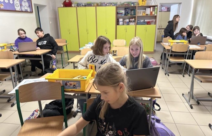 W ramach projektu S.Z.U.M współfinansowanego ze środków Unii Europejskiej systematycznie odbywały się warsztaty komputerowe połączone z robotyką, które zgromadziły liczną grupę entuzjastów nowych technologii i robotyki. Uczestnicy, wyposażeni w zestawy LEGO Spike Prime, mieli okazję rozwijać swoje umiejętności konstrukcyjne oraz programistyczne w atmosferze kreatywnej współpracy i zabawy. Od samego początku zajęć uczestnicy zostali podzieleni na małe zespoły, co sprzyjało integracji oraz wymianie pomysłów. Zadaniem każdej grupy było skonstruowanie robota, który będzie w stanie wykonać określone zadania. Dzięki wsparciu trenera, młodzi inżynierowie nauczyli się, jak krok po kroku budować solidne i funkcjonalne konstrukcje. Był to nie tylko proces twórczy, ale również doskonała lekcja precyzji i cierpliwości. 

Kolejnym etapem warsztatów było programowanie zbudowanych robotów. Uczestnicy, korzystając z intuicyjnego oprogramowania LEGO Spike Prime, mieli okazję zaprogramować swoje konstrukcje do wykonywania różnorodnych ruchów oraz zadań. Wielu z nich po raz pierwszy zetknęło się z programowaniem, co stanowiło nie lada wyzwanie, ale i doskonałą zabawę. Każdy z zespołów osiągnął sukces, ucząc się przy tym podstaw programowania i logiki algorytmicznej.

Zwieńczeniem warsztatów była prezentacja gotowych projektów. Każda grupa z dumą przedstawiła swoje konstrukcje, demonstrując ich funkcjonalność oraz unikalne cechy. Był to moment pełen emocji i satysfakcji, zarówno dla uczestników, jak i dla prowadzących zajęcia.