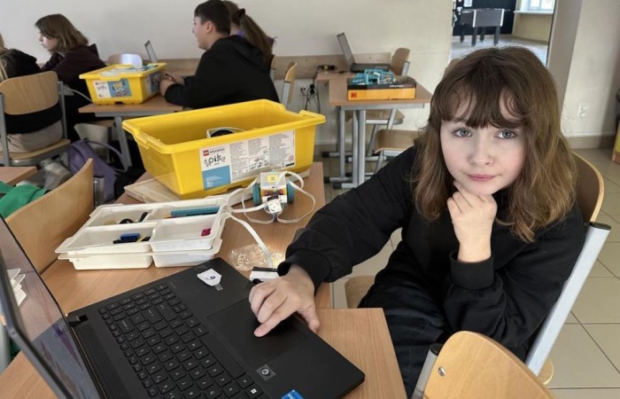 W ramach projektu S.Z.U.M współfinansowanego ze środków Unii Europejskiej systematycznie odbywały się warsztaty komputerowe połączone z robotyką, które zgromadziły liczną grupę entuzjastów nowych technologii i robotyki. Uczestnicy, wyposażeni w zestawy LEGO Spike Prime, mieli okazję rozwijać swoje umiejętności konstrukcyjne oraz programistyczne w atmosferze kreatywnej współpracy i zabawy. Od samego początku zajęć uczestnicy zostali podzieleni na małe zespoły, co sprzyjało integracji oraz wymianie pomysłów. Zadaniem każdej grupy było skonstruowanie robota, który będzie w stanie wykonać określone zadania. Dzięki wsparciu trenera, młodzi inżynierowie nauczyli się, jak krok po kroku budować solidne i funkcjonalne konstrukcje. Był to nie tylko proces twórczy, ale również doskonała lekcja precyzji i cierpliwości. 

Kolejnym etapem warsztatów było programowanie zbudowanych robotów. Uczestnicy, korzystając z intuicyjnego oprogramowania LEGO Spike Prime, mieli okazję zaprogramować swoje konstrukcje do wykonywania różnorodnych ruchów oraz zadań. Wielu z nich po raz pierwszy zetknęło się z programowaniem, co stanowiło nie lada wyzwanie, ale i doskonałą zabawę. Każdy z zespołów osiągnął sukces, ucząc się przy tym podstaw programowania i logiki algorytmicznej.

Zwieńczeniem warsztatów była prezentacja gotowych projektów. Każda grupa z dumą przedstawiła swoje konstrukcje, demonstrując ich funkcjonalność oraz unikalne cechy. Był to moment pełen emocji i satysfakcji, zarówno dla uczestników, jak i dla prowadzących zajęcia.
