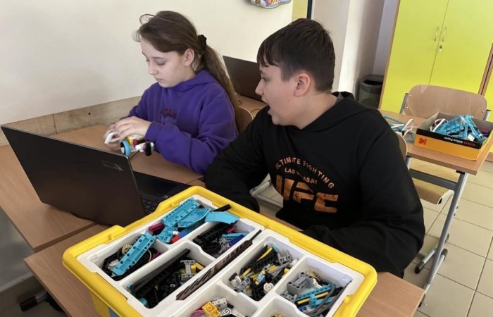 W ramach projektu S.Z.U.M współfinansowanego ze środków Unii Europejskiej systematycznie odbywały się warsztaty komputerowe połączone z robotyką, które zgromadziły liczną grupę entuzjastów nowych technologii i robotyki. Uczestnicy, wyposażeni w zestawy LEGO Spike Prime, mieli okazję rozwijać swoje umiejętności konstrukcyjne oraz programistyczne w atmosferze kreatywnej współpracy i zabawy. Od samego początku zajęć uczestnicy zostali podzieleni na małe zespoły, co sprzyjało integracji oraz wymianie pomysłów. Zadaniem każdej grupy było skonstruowanie robota, który będzie w stanie wykonać określone zadania. Dzięki wsparciu trenera, młodzi inżynierowie nauczyli się, jak krok po kroku budować solidne i funkcjonalne konstrukcje. Był to nie tylko proces twórczy, ale również doskonała lekcja precyzji i cierpliwości. 

Kolejnym etapem warsztatów było programowanie zbudowanych robotów. Uczestnicy, korzystając z intuicyjnego oprogramowania LEGO Spike Prime, mieli okazję zaprogramować swoje konstrukcje do wykonywania różnorodnych ruchów oraz zadań. Wielu z nich po raz pierwszy zetknęło się z programowaniem, co stanowiło nie lada wyzwanie, ale i doskonałą zabawę. Każdy z zespołów osiągnął sukces, ucząc się przy tym podstaw programowania i logiki algorytmicznej.

Zwieńczeniem warsztatów była prezentacja gotowych projektów. Każda grupa z dumą przedstawiła swoje konstrukcje, demonstrując ich funkcjonalność oraz unikalne cechy. Był to moment pełen emocji i satysfakcji, zarówno dla uczestników, jak i dla prowadzących zajęcia.