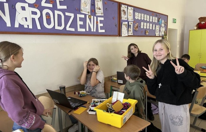 W ramach projektu S.Z.U.M współfinansowanego ze środków Unii Europejskiej systematycznie odbywały się warsztaty komputerowe połączone z robotyką, które zgromadziły liczną grupę entuzjastów nowych technologii i robotyki. Uczestnicy, wyposażeni w zestawy LEGO Spike Prime, mieli okazję rozwijać swoje umiejętności konstrukcyjne oraz programistyczne w atmosferze kreatywnej współpracy i zabawy. Od samego początku zajęć uczestnicy zostali podzieleni na małe zespoły, co sprzyjało integracji oraz wymianie pomysłów. Zadaniem każdej grupy było skonstruowanie robota, który będzie w stanie wykonać określone zadania. Dzięki wsparciu trenera, młodzi inżynierowie nauczyli się, jak krok po kroku budować solidne i funkcjonalne konstrukcje. Był to nie tylko proces twórczy, ale również doskonała lekcja precyzji i cierpliwości. 

Kolejnym etapem warsztatów było programowanie zbudowanych robotów. Uczestnicy, korzystając z intuicyjnego oprogramowania LEGO Spike Prime, mieli okazję zaprogramować swoje konstrukcje do wykonywania różnorodnych ruchów oraz zadań. Wielu z nich po raz pierwszy zetknęło się z programowaniem, co stanowiło nie lada wyzwanie, ale i doskonałą zabawę. Każdy z zespołów osiągnął sukces, ucząc się przy tym podstaw programowania i logiki algorytmicznej.

Zwieńczeniem warsztatów była prezentacja gotowych projektów. Każda grupa z dumą przedstawiła swoje konstrukcje, demonstrując ich funkcjonalność oraz unikalne cechy. Był to moment pełen emocji i satysfakcji, zarówno dla uczestników, jak i dla prowadzących zajęcia.