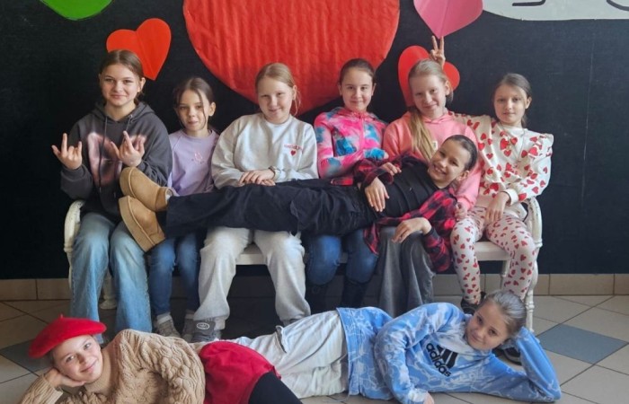 Dnia 14.02.2025  roku w naszej szkoły odbyły się Walentynki.  Uczniowie mieli okazję wysłać kartki walentynkowe  do swoich przyjaciół  za pomocą „Poczty Walentynkowej”.  Większość uczniów przyszła do szkoły ubrana na czerwono, co miało symbolizować miłość, tak ważną tego dnia.  Uśmiechy uczniów i głośna muzyka puszczana podczas długich przerw dopełniły ten pozytywny dzień.
14 lutego – jest to dzień szczególny. Przypomina nam o obdarowywaniu miłością wszystkich ludzi, którzy nas otaczają. Jest to święto, które pokazuje nam, jak bardzo ważną rzeczą w życiu człowieka jest posiadanie obok siebie drugiej osoby, która pomoże nam w każdej sytuacji.  Pamiętajcie jednak, aby o szacunku do drugiego człowieka i okazywaniu miłości bliskim pamiętać zawsze, nie tylko w Walentynki :)