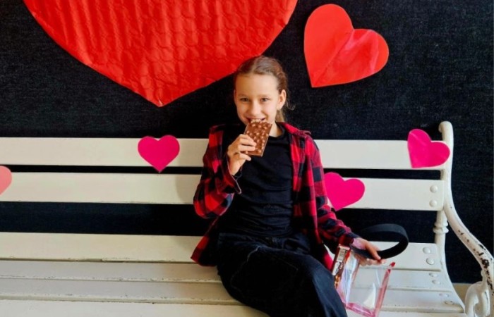 Dnia 14.02.2025  roku w naszej szkoły odbyły się Walentynki.  Uczniowie mieli okazję wysłać kartki walentynkowe  do swoich przyjaciół  za pomocą „Poczty Walentynkowej”.  Większość uczniów przyszła do szkoły ubrana na czerwono, co miało symbolizować miłość, tak ważną tego dnia.  Uśmiechy uczniów i głośna muzyka puszczana podczas długich przerw dopełniły ten pozytywny dzień.
14 lutego – jest to dzień szczególny. Przypomina nam o obdarowywaniu miłością wszystkich ludzi, którzy nas otaczają. Jest to święto, które pokazuje nam, jak bardzo ważną rzeczą w życiu człowieka jest posiadanie obok siebie drugiej osoby, która pomoże nam w każdej sytuacji.  Pamiętajcie jednak, aby o szacunku do drugiego człowieka i okazywaniu miłości bliskim pamiętać zawsze, nie tylko w Walentynki :)