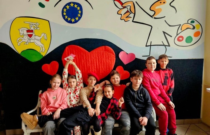 Dnia 14.02.2025  roku w naszej szkoły odbyły się Walentynki.  Uczniowie mieli okazję wysłać kartki walentynkowe  do swoich przyjaciół  za pomocą „Poczty Walentynkowej”.  Większość uczniów przyszła do szkoły ubrana na czerwono, co miało symbolizować miłość, tak ważną tego dnia.  Uśmiechy uczniów i głośna muzyka puszczana podczas długich przerw dopełniły ten pozytywny dzień.
14 lutego – jest to dzień szczególny. Przypomina nam o obdarowywaniu miłością wszystkich ludzi, którzy nas otaczają. Jest to święto, które pokazuje nam, jak bardzo ważną rzeczą w życiu człowieka jest posiadanie obok siebie drugiej osoby, która pomoże nam w każdej sytuacji.  Pamiętajcie jednak, aby o szacunku do drugiego człowieka i okazywaniu miłości bliskim pamiętać zawsze, nie tylko w Walentynki :)