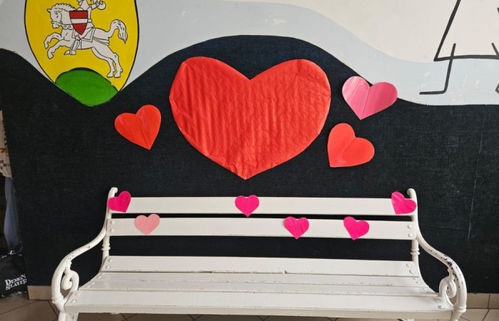 Dnia 14.02.2025  roku w naszej szkoły odbyły się Walentynki.  Uczniowie mieli okazję wysłać kartki walentynkowe  do swoich przyjaciół  za pomocą „Poczty Walentynkowej”.  Większość uczniów przyszła do szkoły ubrana na czerwono, co miało symbolizować miłość, tak ważną tego dnia.  Uśmiechy uczniów i głośna muzyka puszczana podczas długich przerw dopełniły ten pozytywny dzień.
14 lutego – jest to dzień szczególny. Przypomina nam o obdarowywaniu miłością wszystkich ludzi, którzy nas otaczają. Jest to święto, które pokazuje nam, jak bardzo ważną rzeczą w życiu człowieka jest posiadanie obok siebie drugiej osoby, która pomoże nam w każdej sytuacji.  Pamiętajcie jednak, aby o szacunku do drugiego człowieka i okazywaniu miłości bliskim pamiętać zawsze, nie tylko w Walentynki :)