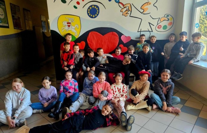 Dnia 14.02.2025  roku w naszej szkoły odbyły się Walentynki.  Uczniowie mieli okazję wysłać kartki walentynkowe  do swoich przyjaciół  za pomocą „Poczty Walentynkowej”.  Większość uczniów przyszła do szkoły ubrana na czerwono, co miało symbolizować miłość, tak ważną tego dnia.  Uśmiechy uczniów i głośna muzyka puszczana podczas długich przerw dopełniły ten pozytywny dzień.
14 lutego – jest to dzień szczególny. Przypomina nam o obdarowywaniu miłością wszystkich ludzi, którzy nas otaczają. Jest to święto, które pokazuje nam, jak bardzo ważną rzeczą w życiu człowieka jest posiadanie obok siebie drugiej osoby, która pomoże nam w każdej sytuacji.  Pamiętajcie jednak, aby o szacunku do drugiego człowieka i okazywaniu miłości bliskim pamiętać zawsze, nie tylko w Walentynki :)