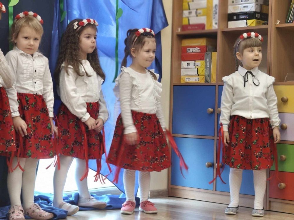 Babcia i Dziadek to słowa, które każdemu dziecku kojarzą się z ciepłem, miłością i tym, co dobre. Dlatego dzieci z najmłodszej grupy „Zajączki” gościły swoje Babcie oraz Dziadków na uroczystości z tej okazji. Przedszkolaki od samego rana z niecierpliwością wyczekiwały zaproszonych gości, nie mogąc się doczekać, kiedy zapukają do drzwi Przedszkola. Licznie przybyli: Babcie i Dziadkowie, mieli okazję podziwiać swoje wnuczęta w specjalnie dla nich przygotowanych programach artystycznych. Szczęśliwe i rozpromienione twarze babć i dziadków dały wyraz tego, jak ważne są takie spotkania i chwile spędzone wspólnie z wnukami.