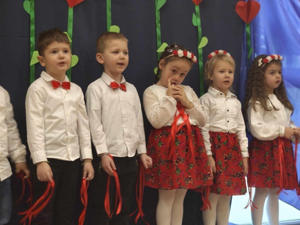 Babcia i Dziadek to słowa, które każdemu dziecku kojarzą się z ciepłem, miłością i tym, co dobre. Dlatego dzieci z najmłodszej grupy „Zajączki” gościły swoje Babcie oraz Dziadków na uroczystości z tej okazji. Przedszkolaki od samego rana z niecierpliwością wyczekiwały zaproszonych gości, nie mogąc się doczekać, kiedy zapukają do drzwi Przedszkola. Licznie przybyli: Babcie i Dziadkowie, mieli okazję podziwiać swoje wnuczęta w specjalnie dla nich przygotowanych programach artystycznych. Szczęśliwe i rozpromienione twarze babć i dziadków dały wyraz tego, jak ważne są takie spotkania i chwile spędzone wspólnie z wnukami.
