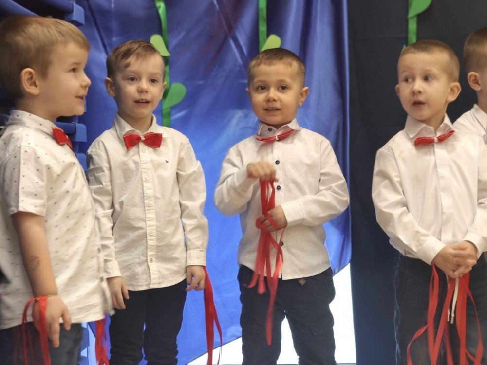 Babcia i Dziadek to słowa, które każdemu dziecku kojarzą się z ciepłem, miłością i tym, co dobre. Dlatego dzieci z najmłodszej grupy „Zajączki” gościły swoje Babcie oraz Dziadków na uroczystości z tej okazji. Przedszkolaki od samego rana z niecierpliwością wyczekiwały zaproszonych gości, nie mogąc się doczekać, kiedy zapukają do drzwi Przedszkola. Licznie przybyli: Babcie i Dziadkowie, mieli okazję podziwiać swoje wnuczęta w specjalnie dla nich przygotowanych programach artystycznych. Szczęśliwe i rozpromienione twarze babć i dziadków dały wyraz tego, jak ważne są takie spotkania i chwile spędzone wspólnie z wnukami.