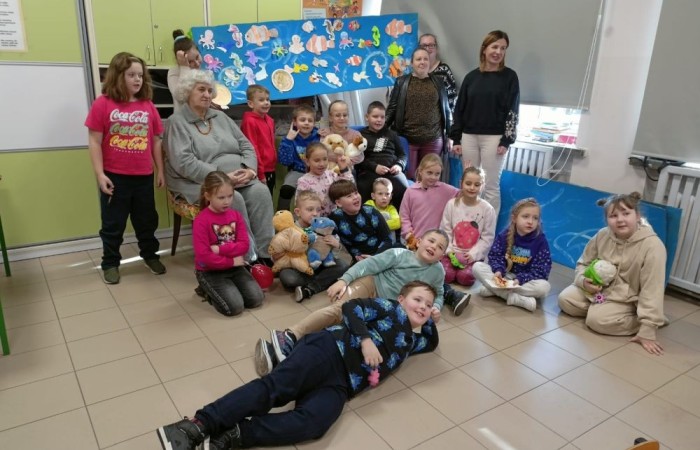 W dniach 12–13 lutego 2025 r. uczniowie klas Ia i Ib mieli okazję wziąć udział w wyjątkowych warsztatach plastycznych, prowadzonych przez gości ze Środowiskowego Domu Samopomocy w Rzecznej.
Dzieci z ogromnym zainteresowaniem wysłuchały bajek 