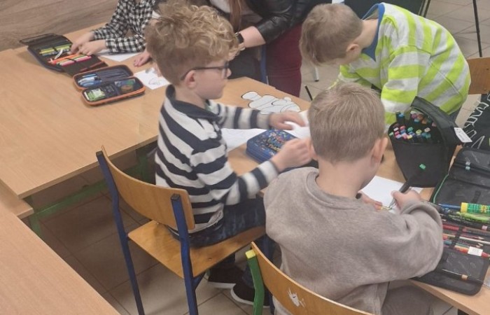 W dniach 12–13 lutego 2025 r. uczniowie klas Ia i Ib mieli okazję wziąć udział w wyjątkowych warsztatach plastycznych, prowadzonych przez gości ze Środowiskowego Domu Samopomocy w Rzecznej.
Dzieci z ogromnym zainteresowaniem wysłuchały bajek 