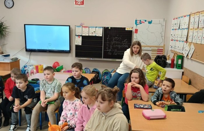 W dniach 12–13 lutego 2025 r. uczniowie klas Ia i Ib mieli okazję wziąć udział w wyjątkowych warsztatach plastycznych, prowadzonych przez gości ze Środowiskowego Domu Samopomocy w Rzecznej.
Dzieci z ogromnym zainteresowaniem wysłuchały bajek 