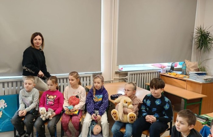 W dniach 12–13 lutego 2025 r. uczniowie klas Ia i Ib mieli okazję wziąć udział w wyjątkowych warsztatach plastycznych, prowadzonych przez gości ze Środowiskowego Domu Samopomocy w Rzecznej.
Dzieci z ogromnym zainteresowaniem wysłuchały bajek 