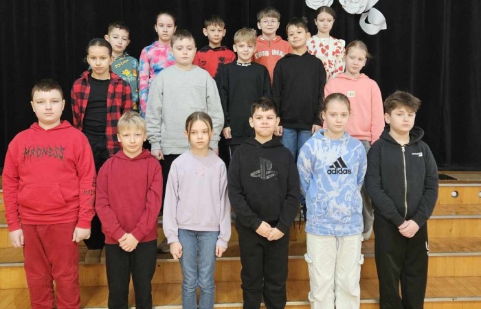 14.02.2025 r. uczniowie klas IV-VIII wraz z nauczycielami spotkali się w szkolnej auli, by w obecności Dyrektor szkoły Agnieszki Cieklińskiej podsumować pracę, zaangażowanie i wysiłek włożony w edukację w I półroczu. Na wyróżnienie zasłużyli uczniowie, którzy dzięki systematycznej pracy uzyskali średnią ocen co najmniej 4.75.
Ponadto owacje na stojąco należą się uczennicy kl. 8 b - Joannie Żukowskiej, która poprzez swoją determinację i trud wkładany w systematyczną pracę uzyskała średnią 6.0!