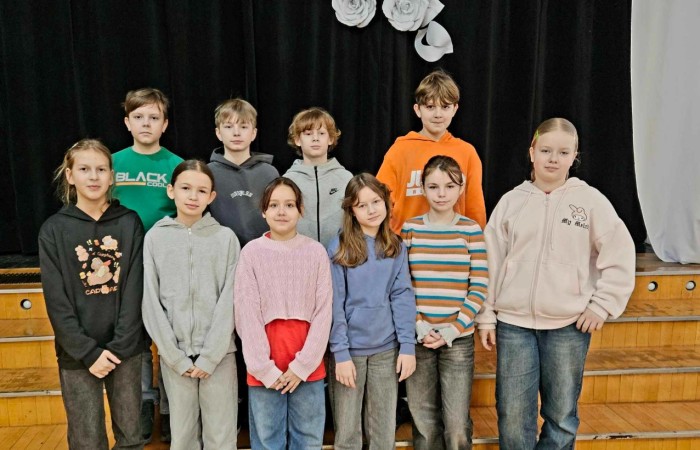 14.02.2025 r. uczniowie klas IV-VIII wraz z nauczycielami spotkali się w szkolnej auli, by w obecności Dyrektor szkoły Agnieszki Cieklińskiej podsumować pracę, zaangażowanie i wysiłek włożony w edukację w I półroczu. Na wyróżnienie zasłużyli uczniowie, którzy dzięki systematycznej pracy uzyskali średnią ocen co najmniej 4.75.
Ponadto owacje na stojąco należą się uczennicy kl. 8 b - Joannie Żukowskiej, która poprzez swoją determinację i trud wkładany w systematyczną pracę uzyskała średnią 6.0!