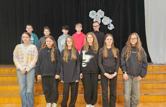 14.02.2025 r. uczniowie klas IV-VIII wraz z nauczycielami spotkali się w szkolnej auli, by w obecności Dyrektor szkoły Agnieszki Cieklińskiej podsumować pracę, zaangażowanie i wysiłek włożony w edukację w I półroczu. Na wyróżnienie zasłużyli uczniowie, którzy dzięki systematycznej pracy uzyskali średnią ocen co najmniej 4.75.
Ponadto owacje na stojąco należą się uczennicy kl. 8 b - Joannie Żukowskiej, która poprzez swoją determinację i trud wkładany w systematyczną pracę uzyskała średnią 6.0!