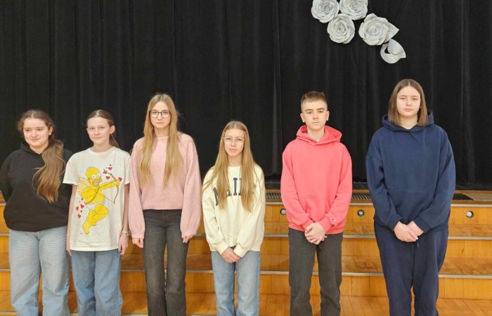 14.02.2025 r. uczniowie klas IV-VIII wraz z nauczycielami spotkali się w szkolnej auli, by w obecności Dyrektor szkoły Agnieszki Cieklińskiej podsumować pracę, zaangażowanie i wysiłek włożony w edukację w I półroczu. Na wyróżnienie zasłużyli uczniowie, którzy dzięki systematycznej pracy uzyskali średnią ocen co najmniej 4.75.
Ponadto owacje na stojąco należą się uczennicy kl. 8 b - Joannie Żukowskiej, która poprzez swoją determinację i trud wkładany w systematyczną pracę uzyskała średnią 6.0!