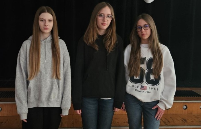 14.02.2025 r. uczniowie klas IV-VIII wraz z nauczycielami spotkali się w szkolnej auli, by w obecności Dyrektor szkoły Agnieszki Cieklińskiej podsumować pracę, zaangażowanie i wysiłek włożony w edukację w I półroczu. Na wyróżnienie zasłużyli uczniowie, którzy dzięki systematycznej pracy uzyskali średnią ocen co najmniej 4.75.
Ponadto owacje na stojąco należą się uczennicy kl. 8 b - Joannie Żukowskiej, która poprzez swoją determinację i trud wkładany w systematyczną pracę uzyskała średnią 6.0!