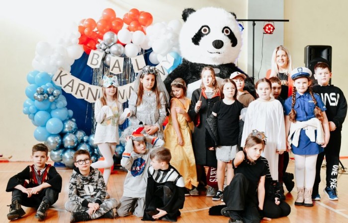 Uczniowie klas młodszych postanowili zakończyć pierwszy tydzień po feriach z prawdziwym rozmachem. Przebrani za bohaterów bajek i nie tylko, tłumnie ruszyli na salę gimnastyczną, która tego dnia zamieniła się w prawdziwą salę balową. 
O niezapomnianą atmosferę zadbał DJ Padre, który porwał wszystkich do tańca i sprawił, że parkiet nie miał ani chwili wytchnienia. Jednak największą niespodzianką była wizyta ogromnej, uroczej maskotki pandy – jej towarzystwo wywołało mnóstwo uśmiechów i radości.
To był dzień pełen zabawy, tańca i niezapomnianych wspomnień. Dziękujemy wszystkim za wspaniałą atmosferę i już nie możemy się doczekać kolejnych takich wydarzeń.

