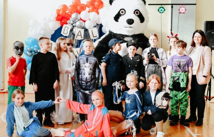 Uczniowie klas młodszych postanowili zakończyć pierwszy tydzień po feriach z prawdziwym rozmachem. Przebrani za bohaterów bajek i nie tylko, tłumnie ruszyli na salę gimnastyczną, która tego dnia zamieniła się w prawdziwą salę balową. 
O niezapomnianą atmosferę zadbał DJ Padre, który porwał wszystkich do tańca i sprawił, że parkiet nie miał ani chwili wytchnienia. Jednak największą niespodzianką była wizyta ogromnej, uroczej maskotki pandy – jej towarzystwo wywołało mnóstwo uśmiechów i radości.
To był dzień pełen zabawy, tańca i niezapomnianych wspomnień. Dziękujemy wszystkim za wspaniałą atmosferę i już nie możemy się doczekać kolejnych takich wydarzeń.
