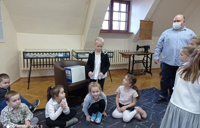 Dzieci z zerówki w bibliotece publicznej uczestniczyły w lekcji patriotyzmu przeprowadzonej przez dyrektora biblioteki p. Adamczyka. Lekcja przypomniała dzieciom symbole narodowe, poznały ciekawostki historyczne dotyczące pochodzenia tych symboli oraz ich znaczenia w historii Polski. Wspólnie odśpiewały fragment hymnu narodowego oraz wykonały flagę Polski.