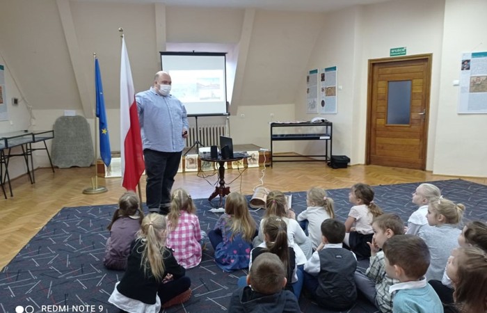 Dzieci z zerówki w bibliotece publicznej uczestniczyły w lekcji patriotyzmu przeprowadzonej przez dyrektora biblioteki p. Adamczyka. Lekcja przypomniała dzieciom symbole narodowe, poznały ciekawostki historyczne dotyczące pochodzenia tych symboli oraz ich znaczenia w historii Polski. Wspólnie odśpiewały fragment hymnu narodowego oraz wykonały flagę Polski.