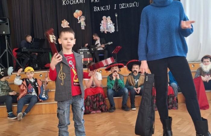 Za nami kolejne spotkanie z muzyką, tym razem motywem przewodnim były gitarowe brzmienia. Jak zwykle okazało się, że w naszych szeregach mamy nie tylko uzdolnionych muzyków, ale także niesamowite talenty aktorskie, dzięki którym, mimo śniegu za oknami, poczuliśmy się przez chwilę jak w rozgrzanej słońcem Hiszpanii. 
Dziękujemy wszystkim za obecność i z niecierpliwością czekamy na kolejne muzyczne przygody! 
