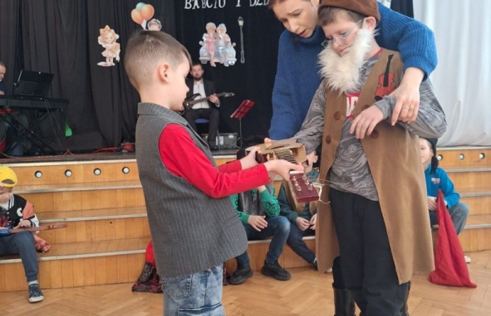 Za nami kolejne spotkanie z muzyką, tym razem motywem przewodnim były gitarowe brzmienia. Jak zwykle okazało się, że w naszych szeregach mamy nie tylko uzdolnionych muzyków, ale także niesamowite talenty aktorskie, dzięki którym, mimo śniegu za oknami, poczuliśmy się przez chwilę jak w rozgrzanej słońcem Hiszpanii. 
Dziękujemy wszystkim za obecność i z niecierpliwością czekamy na kolejne muzyczne przygody! 
