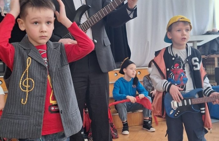 Za nami kolejne spotkanie z muzyką, tym razem motywem przewodnim były gitarowe brzmienia. Jak zwykle okazało się, że w naszych szeregach mamy nie tylko uzdolnionych muzyków, ale także niesamowite talenty aktorskie, dzięki którym, mimo śniegu za oknami, poczuliśmy się przez chwilę jak w rozgrzanej słońcem Hiszpanii. 
Dziękujemy wszystkim za obecność i z niecierpliwością czekamy na kolejne muzyczne przygody! 
