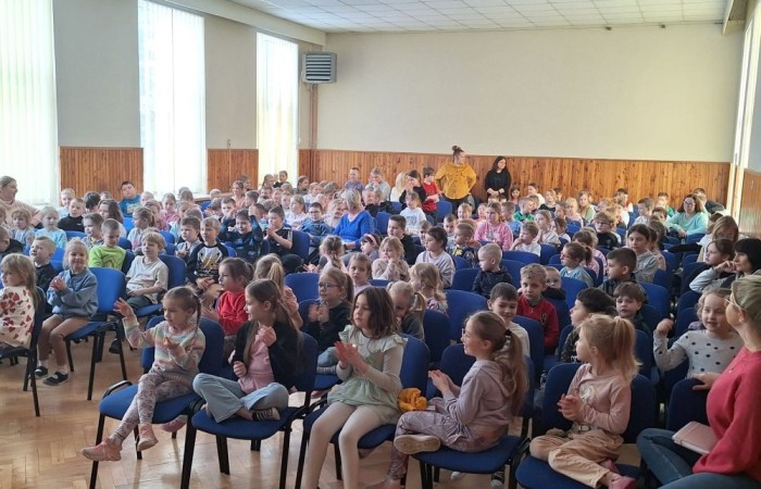 Za nami kolejne spotkanie z muzyką, tym razem motywem przewodnim były gitarowe brzmienia. Jak zwykle okazało się, że w naszych szeregach mamy nie tylko uzdolnionych muzyków, ale także niesamowite talenty aktorskie, dzięki którym, mimo śniegu za oknami, poczuliśmy się przez chwilę jak w rozgrzanej słońcem Hiszpanii. 
Dziękujemy wszystkim za obecność i z niecierpliwością czekamy na kolejne muzyczne przygody! 
