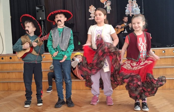 Za nami kolejne spotkanie z muzyką, tym razem motywem przewodnim były gitarowe brzmienia. Jak zwykle okazało się, że w naszych szeregach mamy nie tylko uzdolnionych muzyków, ale także niesamowite talenty aktorskie, dzięki którym, mimo śniegu za oknami, poczuliśmy się przez chwilę jak w rozgrzanej słońcem Hiszpanii. 
Dziękujemy wszystkim za obecność i z niecierpliwością czekamy na kolejne muzyczne przygody! 
