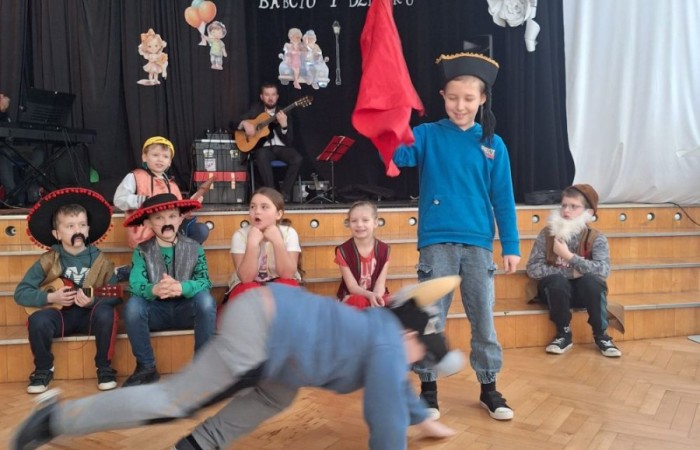 Za nami kolejne spotkanie z muzyką, tym razem motywem przewodnim były gitarowe brzmienia. Jak zwykle okazało się, że w naszych szeregach mamy nie tylko uzdolnionych muzyków, ale także niesamowite talenty aktorskie, dzięki którym, mimo śniegu za oknami, poczuliśmy się przez chwilę jak w rozgrzanej słońcem Hiszpanii. 
Dziękujemy wszystkim za obecność i z niecierpliwością czekamy na kolejne muzyczne przygody! 
