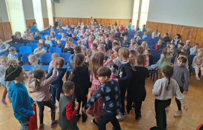 Za nami kolejne spotkanie z muzyką, tym razem motywem przewodnim były gitarowe brzmienia. Jak zwykle okazało się, że w naszych szeregach mamy nie tylko uzdolnionych muzyków, ale także niesamowite talenty aktorskie, dzięki którym, mimo śniegu za oknami, poczuliśmy się przez chwilę jak w rozgrzanej słońcem Hiszpanii. 
Dziękujemy wszystkim za obecność i z niecierpliwością czekamy na kolejne muzyczne przygody! 
