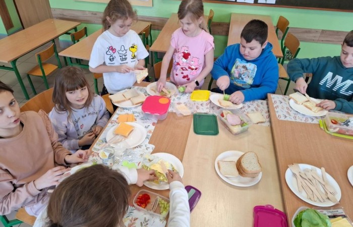 Uczniowie klas młodszych, biorący udział w zajęciach 