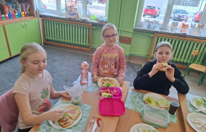 Uczniowie klas młodszych, biorący udział w zajęciach 