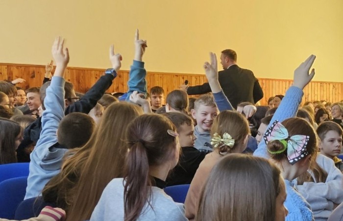 Dzisiaj w naszej szkole mieliśmy okazję gościć muzyków z zespołu Dixi z Piotrkowskiej. Koncert pt. Dixieland, który zaprezentowali na scenie, przeniósł nas do niesamowitego jazzowego świata. Uczniowie mieli możliwość nie tylko wysłuchania kultowych przebojów, ale także samodzielnego sprawdzenia się na scenie. Instrumenty, które zostały zaprezentowane, wywarły ogromne wrażenie, a melodie, którymi uraczyli nas artyści, wprawiły wszystkich w wesoły nastrój. 