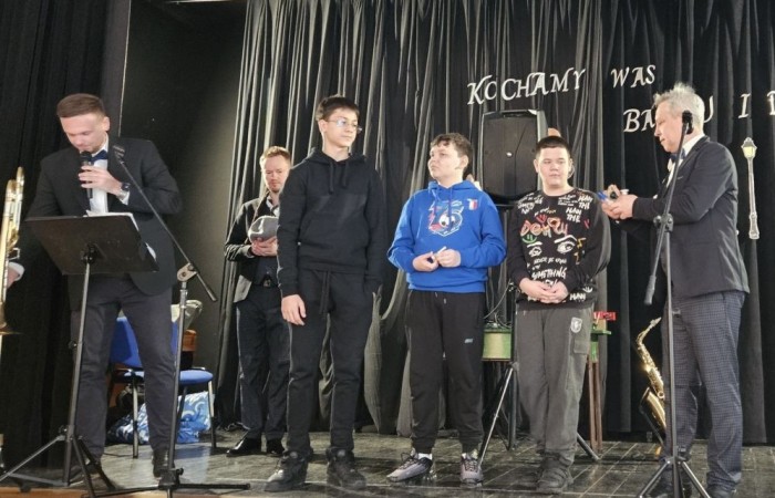 Dzisiaj w naszej szkole mieliśmy okazję gościć muzyków z zespołu Dixi z Piotrkowskiej. Koncert pt. Dixieland, który zaprezentowali na scenie, przeniósł nas do niesamowitego jazzowego świata. Uczniowie mieli możliwość nie tylko wysłuchania kultowych przebojów, ale także samodzielnego sprawdzenia się na scenie. Instrumenty, które zostały zaprezentowane, wywarły ogromne wrażenie, a melodie, którymi uraczyli nas artyści, wprawiły wszystkich w wesoły nastrój. 