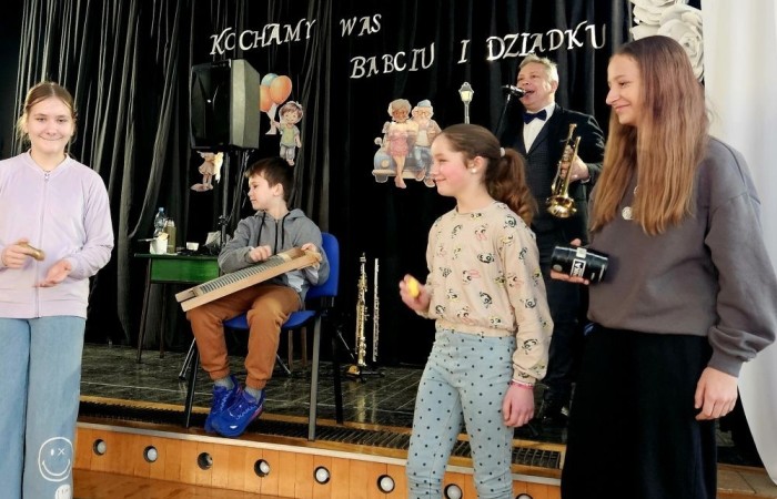 Dzisiaj w naszej szkole mieliśmy okazję gościć muzyków z zespołu Dixi z Piotrkowskiej. Koncert pt. Dixieland, który zaprezentowali na scenie, przeniósł nas do niesamowitego jazzowego świata. Uczniowie mieli możliwość nie tylko wysłuchania kultowych przebojów, ale także samodzielnego sprawdzenia się na scenie. Instrumenty, które zostały zaprezentowane, wywarły ogromne wrażenie, a melodie, którymi uraczyli nas artyści, wprawiły wszystkich w wesoły nastrój. 