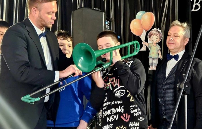 Dzisiaj w naszej szkole mieliśmy okazję gościć muzyków z zespołu Dixi z Piotrkowskiej. Koncert pt. Dixieland, który zaprezentowali na scenie, przeniósł nas do niesamowitego jazzowego świata. Uczniowie mieli możliwość nie tylko wysłuchania kultowych przebojów, ale także samodzielnego sprawdzenia się na scenie. Instrumenty, które zostały zaprezentowane, wywarły ogromne wrażenie, a melodie, którymi uraczyli nas artyści, wprawiły wszystkich w wesoły nastrój. 