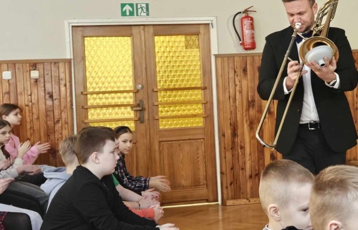 Dzisiaj w naszej szkole mieliśmy okazję gościć muzyków z zespołu Dixi z Piotrkowskiej. Koncert pt. Dixieland, który zaprezentowali na scenie, przeniósł nas do niesamowitego jazzowego świata. Uczniowie mieli możliwość nie tylko wysłuchania kultowych przebojów, ale także samodzielnego sprawdzenia się na scenie. Instrumenty, które zostały zaprezentowane, wywarły ogromne wrażenie, a melodie, którymi uraczyli nas artyści, wprawiły wszystkich w wesoły nastrój. 