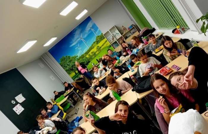 W piątek 21 lutego uczniowie klasy 5B wraz z wychowawcą spędzili niezwykłą noc w szkole! Sala gimnastyczna na kilka godzin zamieniła się w miejsce pełne zabawy, śmiechu i integracji.

Wieczór rozpoczęliśmy od wspólnych gier i zabaw, które pozwoliły nam jeszcze lepiej się poznać i współpracować w grupie. Nie zabrakło także emocjonujących rozgrywek sportowych oraz kreatywnych wyzwań. Gdy zrobiło się ciemno nadszedł czas na pyszną pizzę, która dodała nam energii na dalszą część zabawy. Zmęczeni emocjami zasnęliśmy w śpiworach na sali gimnastycznej!

To była wyjątkowa noc, pełna wrażeń i radości. Takie wydarzenia budują niezapomniane wspomnienia i wzmacniają klasowe więzi. 