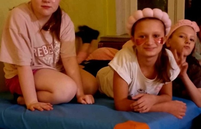 W piątek 21 lutego uczniowie klasy 5B wraz z wychowawcą spędzili niezwykłą noc w szkole! Sala gimnastyczna na kilka godzin zamieniła się w miejsce pełne zabawy, śmiechu i integracji.

Wieczór rozpoczęliśmy od wspólnych gier i zabaw, które pozwoliły nam jeszcze lepiej się poznać i współpracować w grupie. Nie zabrakło także emocjonujących rozgrywek sportowych oraz kreatywnych wyzwań. Gdy zrobiło się ciemno nadszedł czas na pyszną pizzę, która dodała nam energii na dalszą część zabawy. Zmęczeni emocjami zasnęliśmy w śpiworach na sali gimnastycznej!

To była wyjątkowa noc, pełna wrażeń i radości. Takie wydarzenia budują niezapomniane wspomnienia i wzmacniają klasowe więzi. 