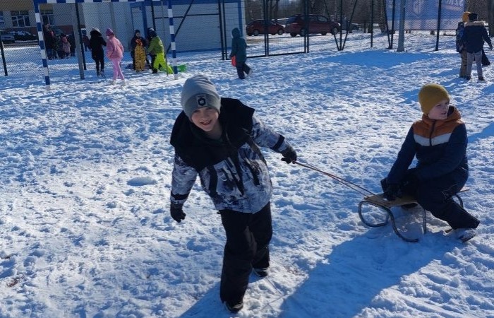 Korzystając z pięknej, zimowej aury, uczniowie klas 1-3 postanowili spędzić czas na świeżym powietrzu, oddając się radosnym zabawom na śniegu. Dzieci z zapałem lepiły bałwany, budowały śniegowe fortece i urządzały bitwy na śnieżki. Nie zabrakło też ślizgów na sankach i beztroskich harców w białym puchu. Każdy znalazł coś dla siebie, a uśmiechy na twarzach naszych uczniów mówią same za siebie – zimowa zabawa to doskonały sposób na aktywność i integrację.
