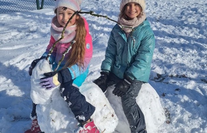 Korzystając z pięknej, zimowej aury, uczniowie klas 1-3 postanowili spędzić czas na świeżym powietrzu, oddając się radosnym zabawom na śniegu. Dzieci z zapałem lepiły bałwany, budowały śniegowe fortece i urządzały bitwy na śnieżki. Nie zabrakło też ślizgów na sankach i beztroskich harców w białym puchu. Każdy znalazł coś dla siebie, a uśmiechy na twarzach naszych uczniów mówią same za siebie – zimowa zabawa to doskonały sposób na aktywność i integrację.
