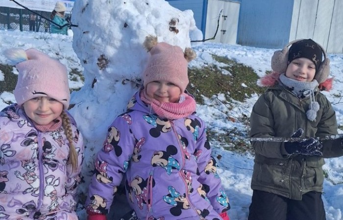 Korzystając z pięknej, zimowej aury, uczniowie klas 1-3 postanowili spędzić czas na świeżym powietrzu, oddając się radosnym zabawom na śniegu. Dzieci z zapałem lepiły bałwany, budowały śniegowe fortece i urządzały bitwy na śnieżki. Nie zabrakło też ślizgów na sankach i beztroskich harców w białym puchu. Każdy znalazł coś dla siebie, a uśmiechy na twarzach naszych uczniów mówią same za siebie – zimowa zabawa to doskonały sposób na aktywność i integrację.
