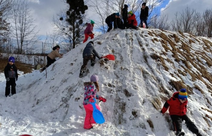 Korzystając z pięknej, zimowej aury, uczniowie klas 1-3 postanowili spędzić czas na świeżym powietrzu, oddając się radosnym zabawom na śniegu. Dzieci z zapałem lepiły bałwany, budowały śniegowe fortece i urządzały bitwy na śnieżki. Nie zabrakło też ślizgów na sankach i beztroskich harców w białym puchu. Każdy znalazł coś dla siebie, a uśmiechy na twarzach naszych uczniów mówią same za siebie – zimowa zabawa to doskonały sposób na aktywność i integrację.
