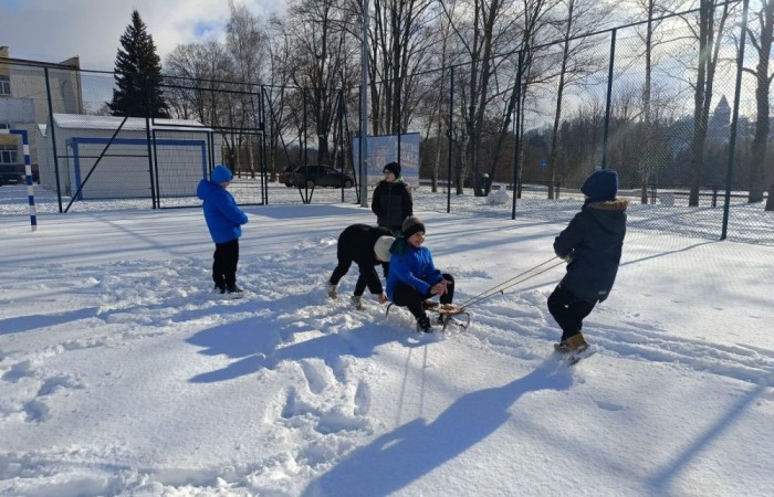 Korzystając z pięknej, zimowej aury, uczniowie klas 1-3 postanowili spędzić czas na świeżym powietrzu, oddając się radosnym zabawom na śniegu. Dzieci z zapałem lepiły bałwany, budowały śniegowe fortece i urządzały bitwy na śnieżki. Nie zabrakło też ślizgów na sankach i beztroskich harców w białym puchu. Każdy znalazł coś dla siebie, a uśmiechy na twarzach naszych uczniów mówią same za siebie – zimowa zabawa to doskonały sposób na aktywność i integrację.
